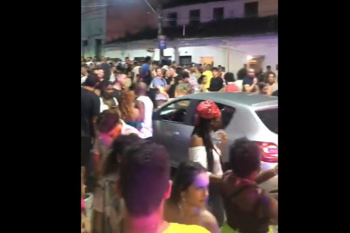 Vídeo: Soteropolitanos se reúnem em carnaval de rua no Santo Antônio Além do Carmo