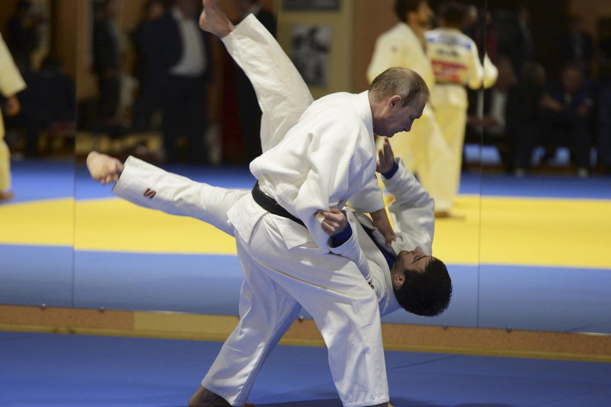Federação Internacional de Judô suspende título de embaixador de Putin