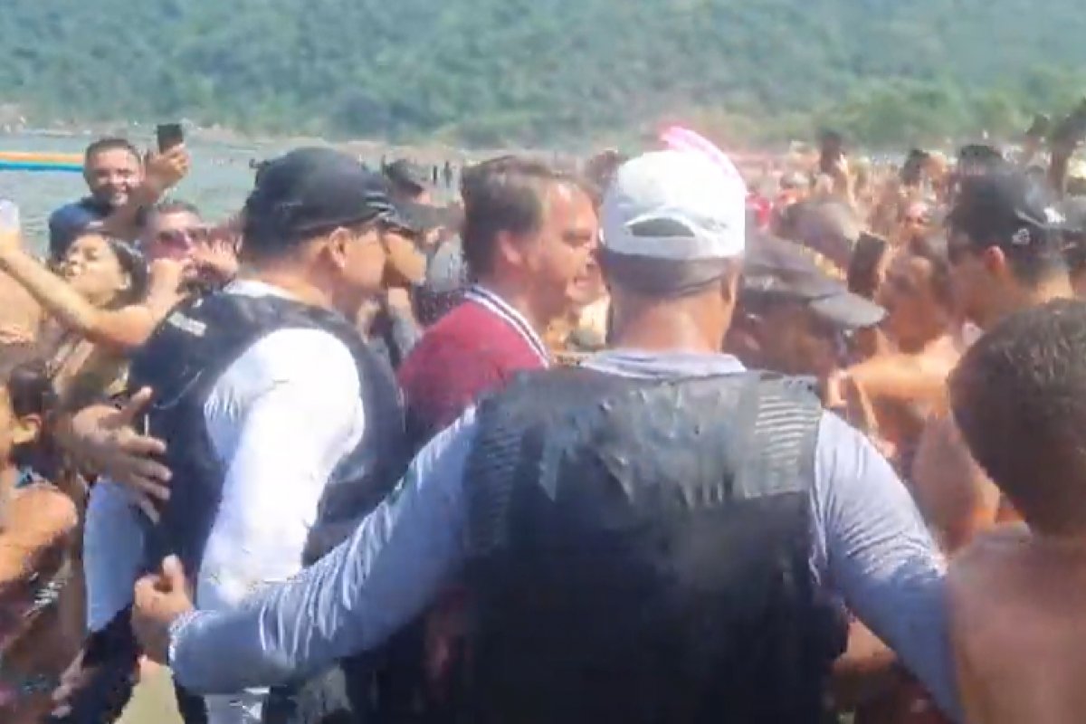 Vídeo: Bolsonaro curte feriado de Carnaval em praia do litoral de SP