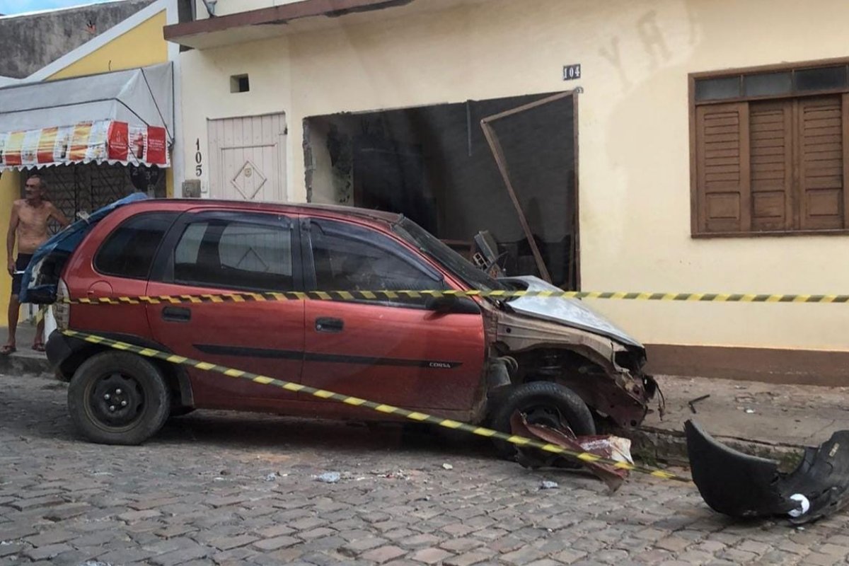 Carro desce ladeira desgovernado e invade casa no bairro do Peru, em Juazeiro