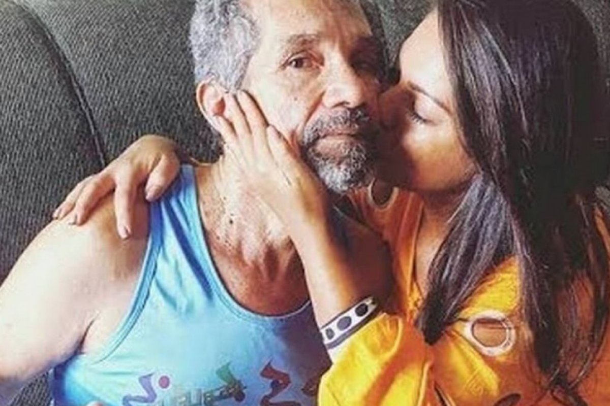 Pai de Paulinha Abelha ainda não foi informado sobre morte da cantora