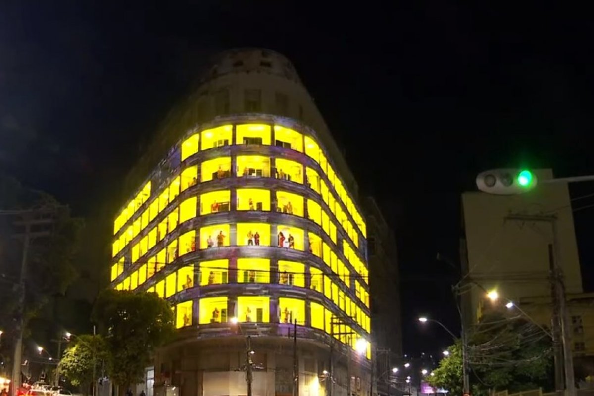 Após dois anos sem carnaval, artistas celebram festa nas janelas de prédio histórico na Praça Castro Alves, em Salvador