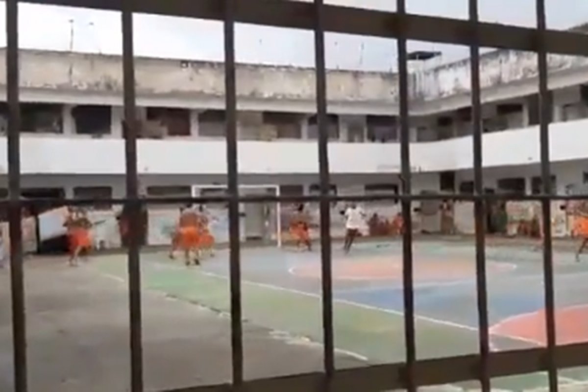 Vídeo: 'Chuva' de facas e drogas são flagradas em presídio de Simões Filho