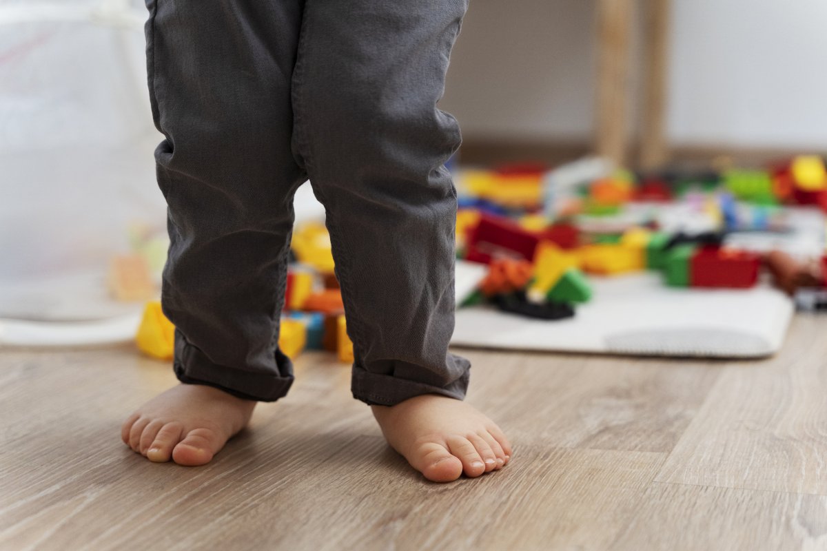 Mãe é presa após ir para festa e deixar em casa sozinho o filho de 2 anos com Covid-19