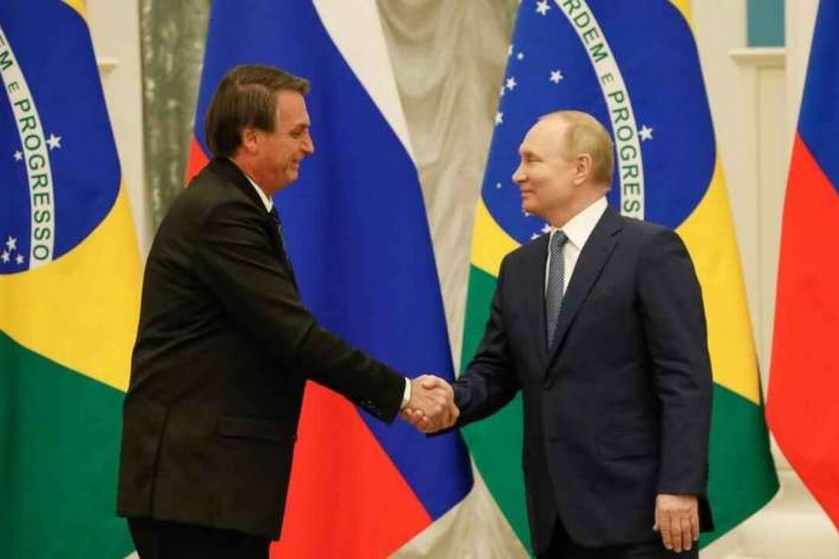Bolsonaro diz que Brasil adotará postura neutra em relação a conflito na Ucrânia