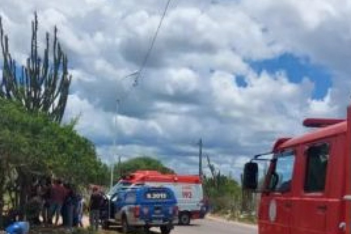 Batida de carro deixa idoso preso às ferragens em Paulo Afonso