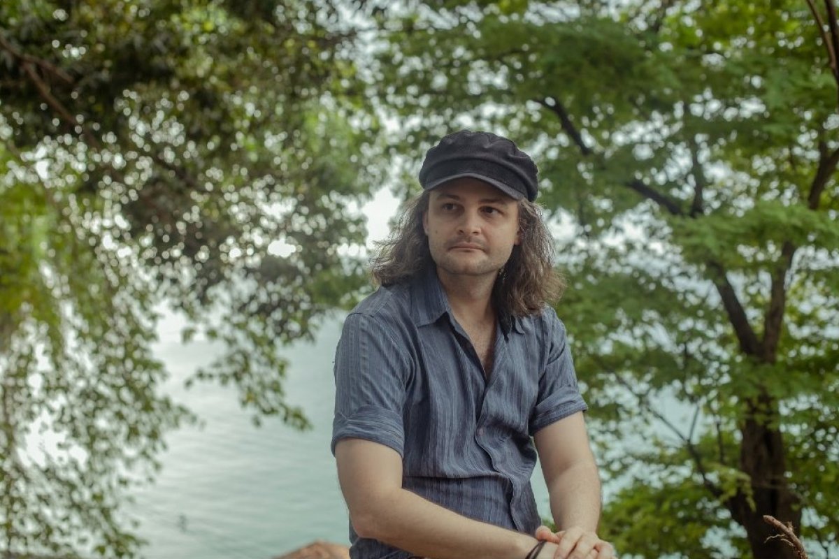 Thiago Lobão estreia como cantor com o single autoral ‘Há Mares’