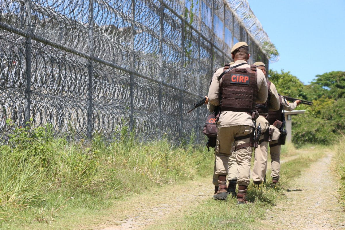 Ação integrada localiza 23 armas e 15 celulares na Colônia Penal de Simões Filho