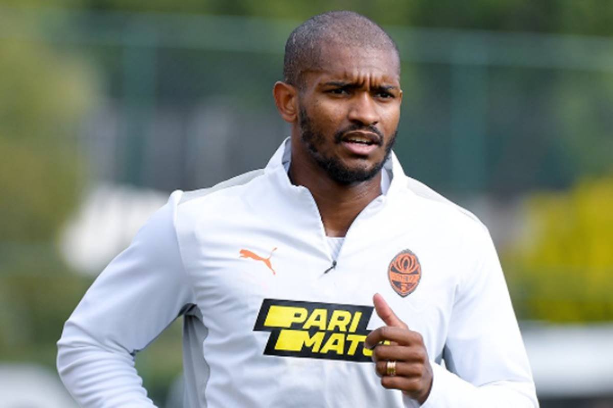 Jogador brasileiro que estava na Ucrânia chega nesta terça (1º) ao Brasil