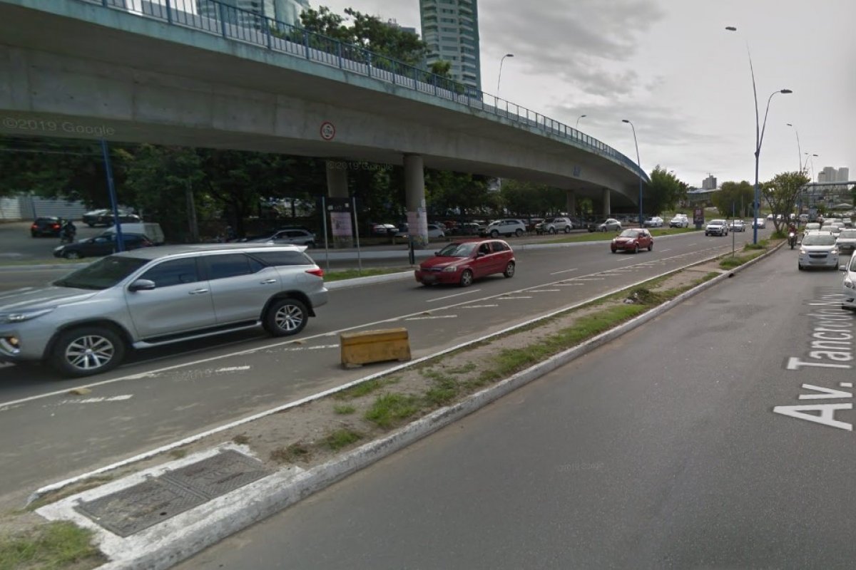 Homem cai de motocicleta e fica ferido em Salvador