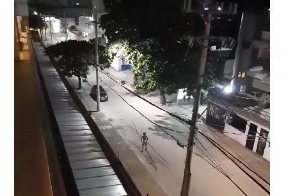 Vídeo: morador registra momento em que partes de corrimão de aço inox são furtadas na orla de Armação