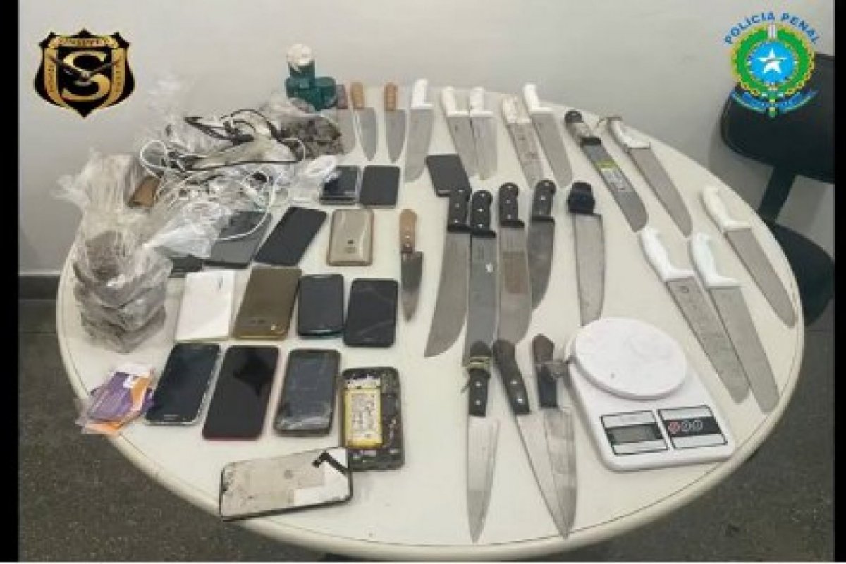 Após flagrante de 'chuva' de facas, policiais apreendem materiais em celas de Simões Filho