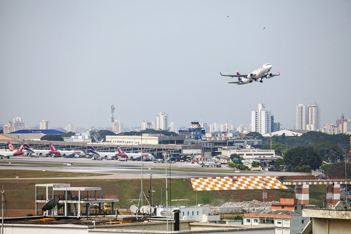 Sanções à Rússia podem impactar preço de passagens aéreas no Brasil