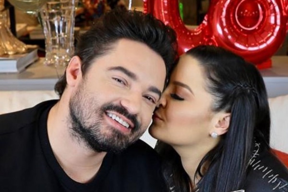 Cantora sertaneja compra tênis com chip para monitorar o namorado