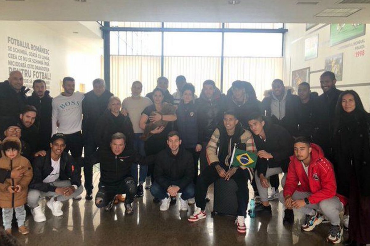Jogadores brasileiros deslocados para a Romênia voltam para o Brasil nesta terça-feira (1)