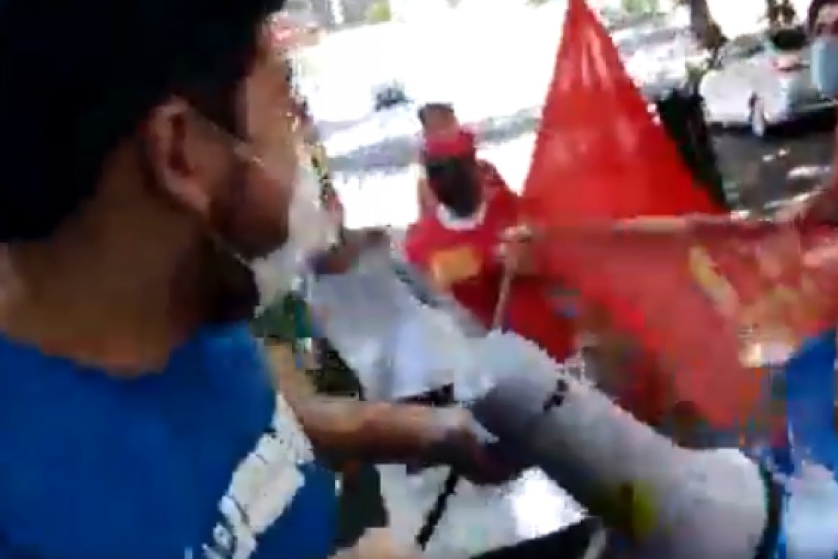 Vídeo: militantes do MBL e do PCO brigam em frente ao Consulado da Rússia no RJ