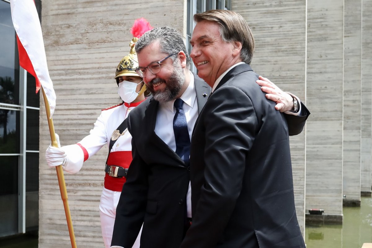 Ernesto Araújo afirma que Bolsonaro reproduz "desinformação russa"