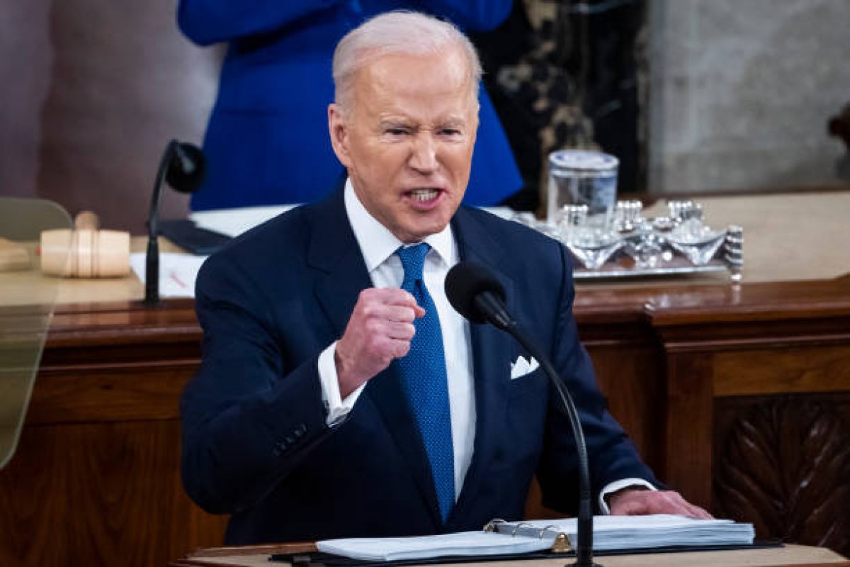 Em 1º pronunciamento, Biden reforça discurso duro contra Putin e anuncia mais sanções