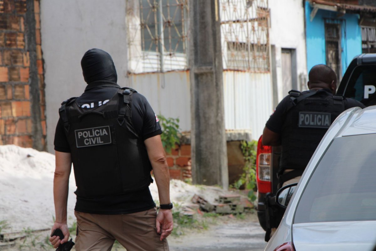Vídeo: homem é preso após fazer companheira refém no bairro de Valéria, em Salvador
