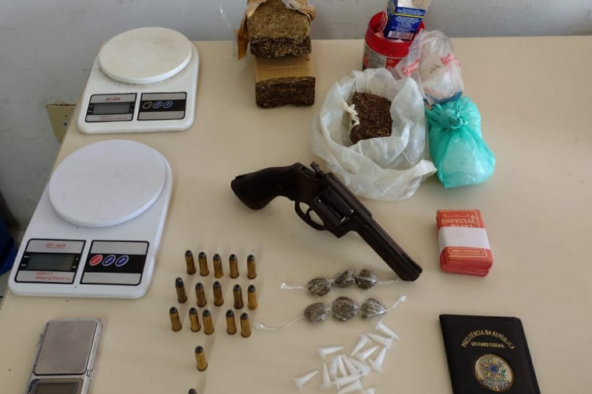 Armas e drogas são apreendidas na casa de vítima de homicídio, em Salvador