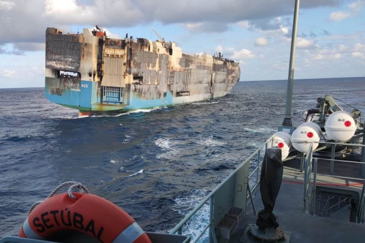 Navio que transportava de carros de luxo afunda no Oceano Atlântico