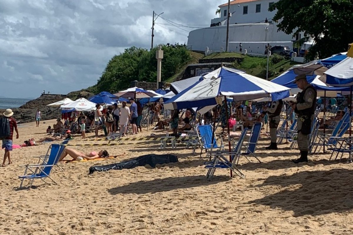 Homem morre após sair do mar no Porto da Barra, em Salvador