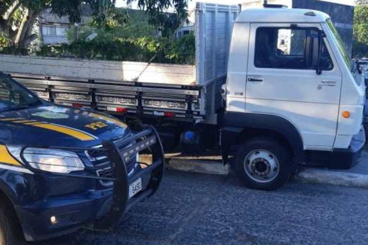 Caminhão de carga adulterado é apreendido pela PRF na BR-324