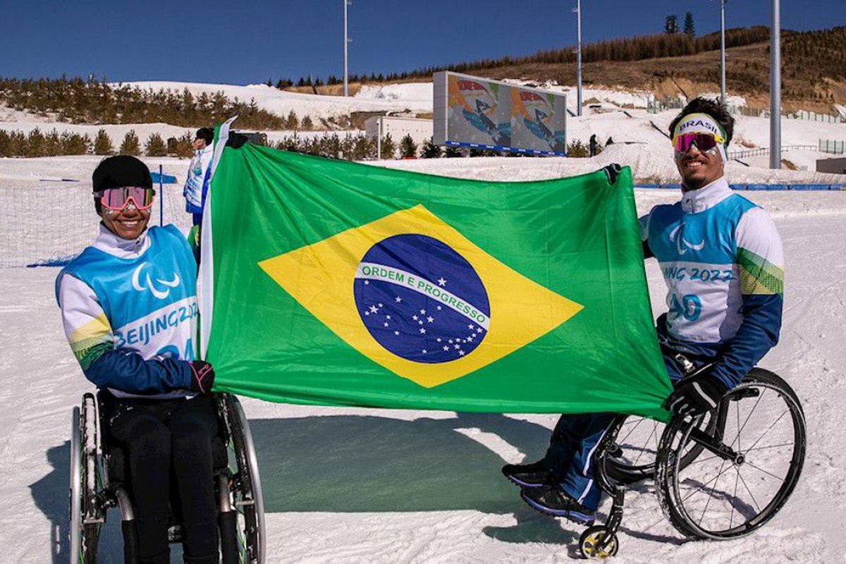 Atletas Aline Rocha e Cristian Ribera serão porta-bandeiras em Paralimpíada de Inverno