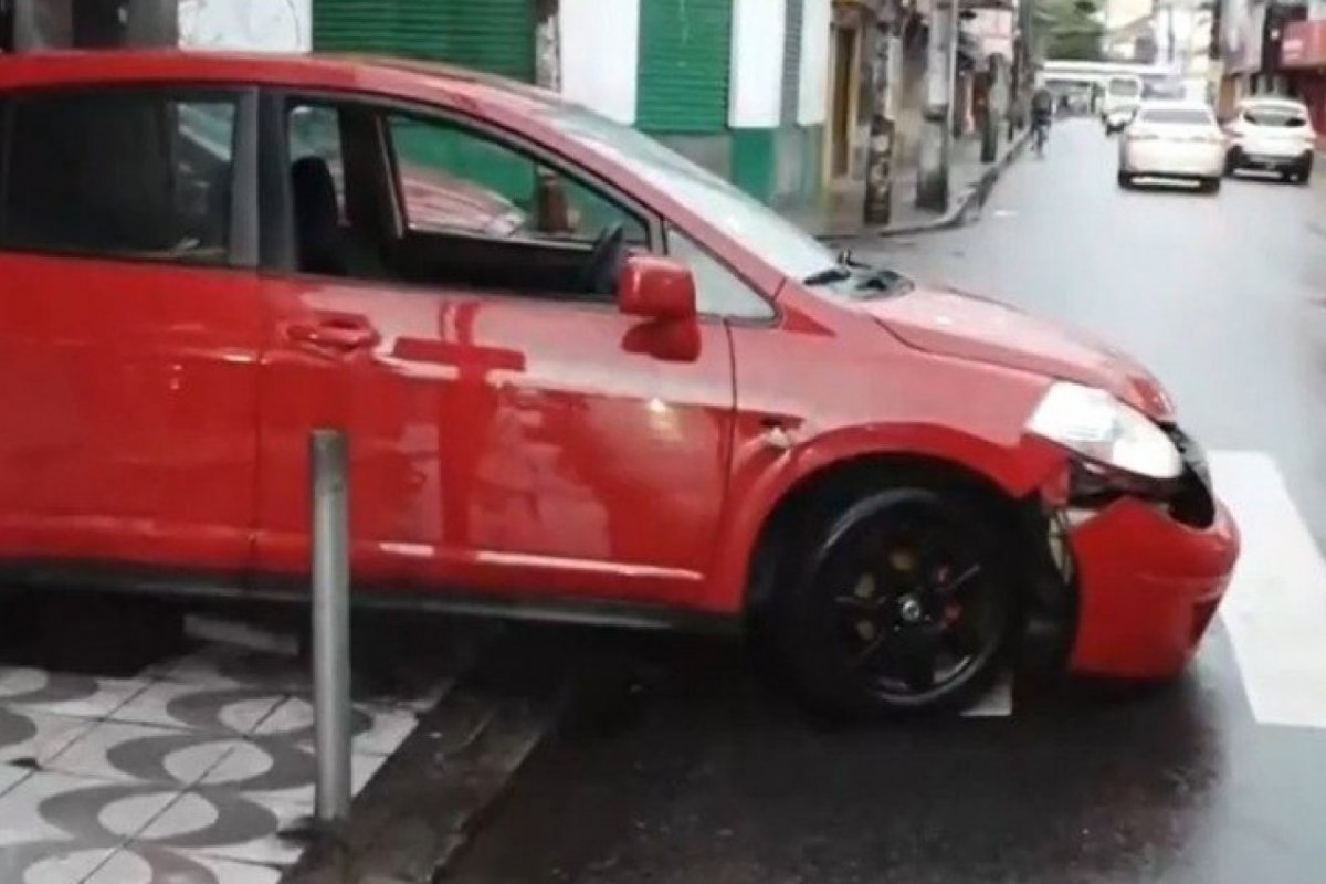 Carro roubado é usado para arrombar loja no bairro da Calçada, em Salvador