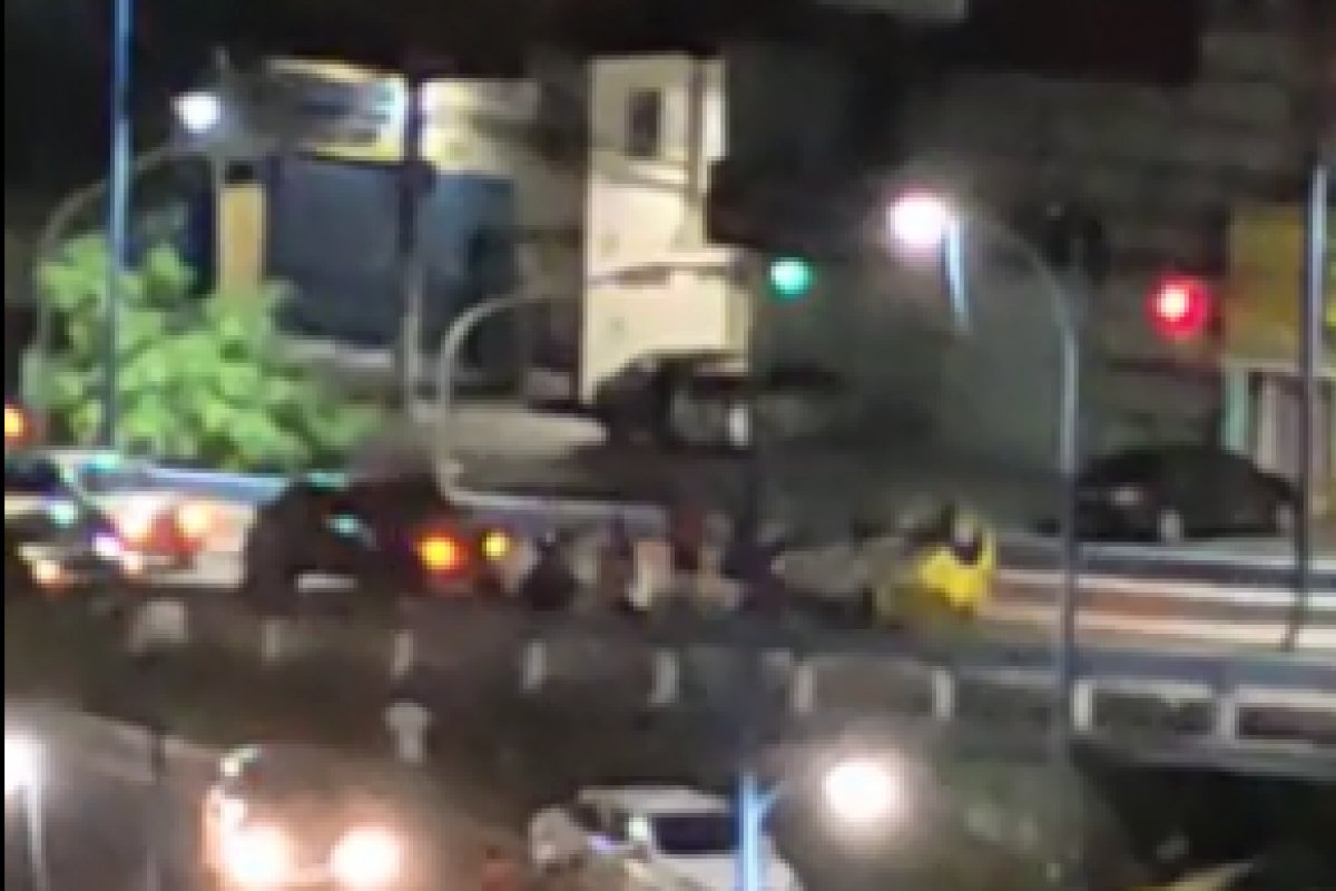 Carro capota na Avenida Vasco da Gama na noite dessa quarta-feira (2) 