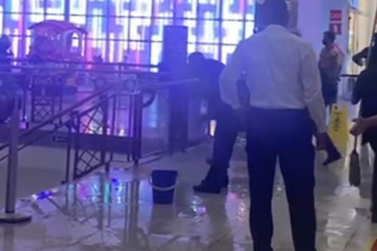 Gesso do teto de shopping na capital baiana cede e deixa corredores interditados 