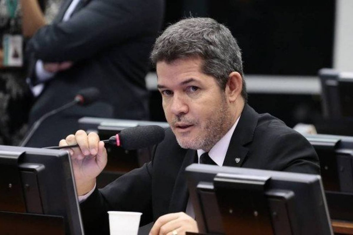 Líder do PSL afirma que Bolsonaro atua para retirá-lo de comando do diretório em Goiás 