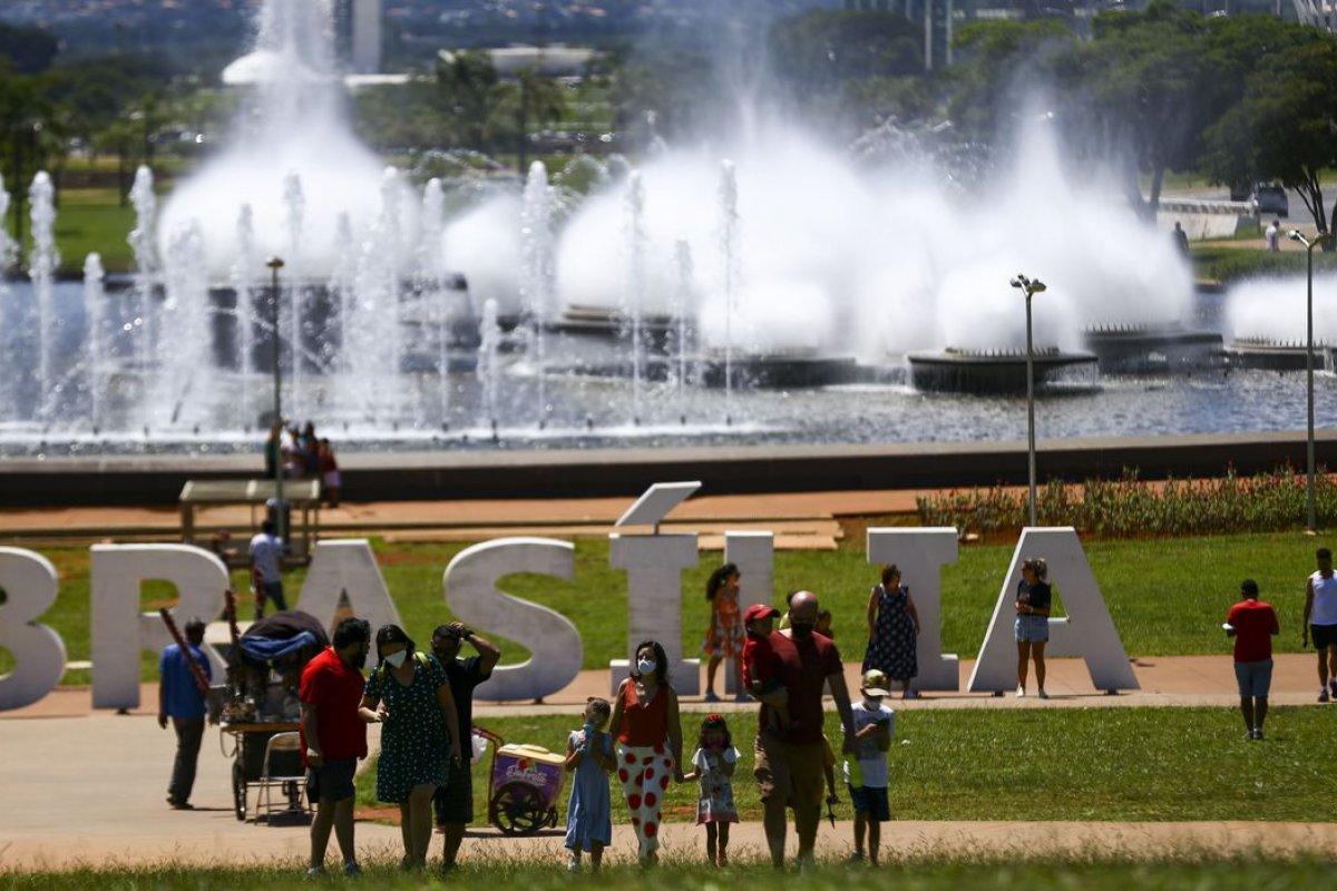 Distrito Federal e Santa Catarina começam a flexibilizar o uso de máscaras