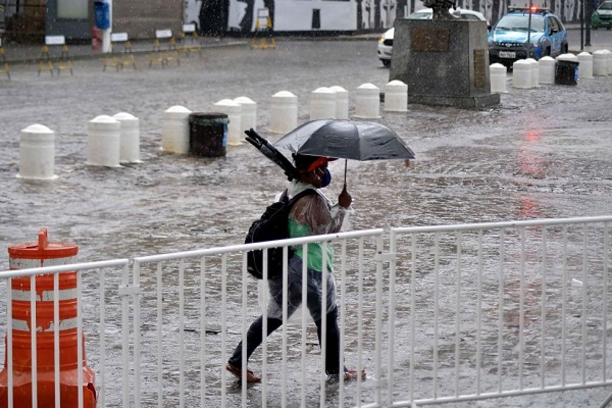 Chuva não dá trégua em Salvador e faz moradores sofrerem com alagamentos