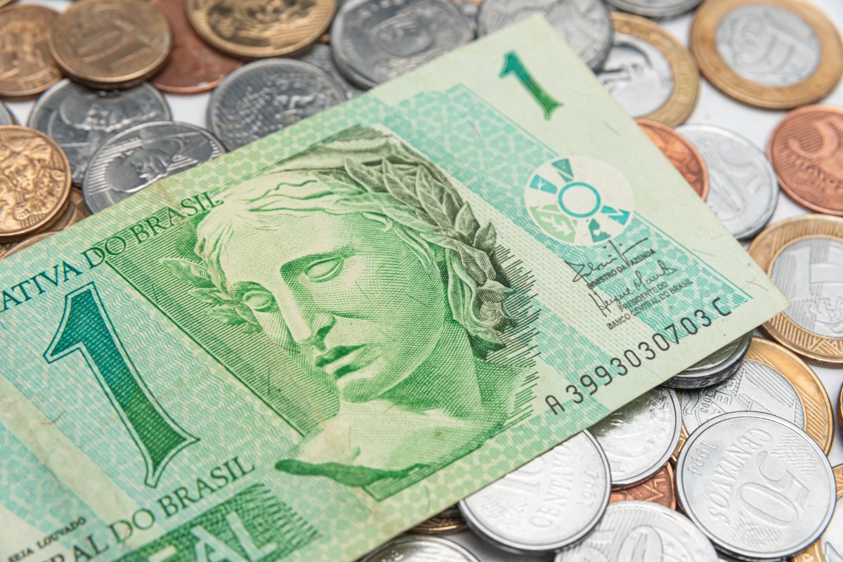 Real supera dólar e tem terceira maior alta em fevereiro