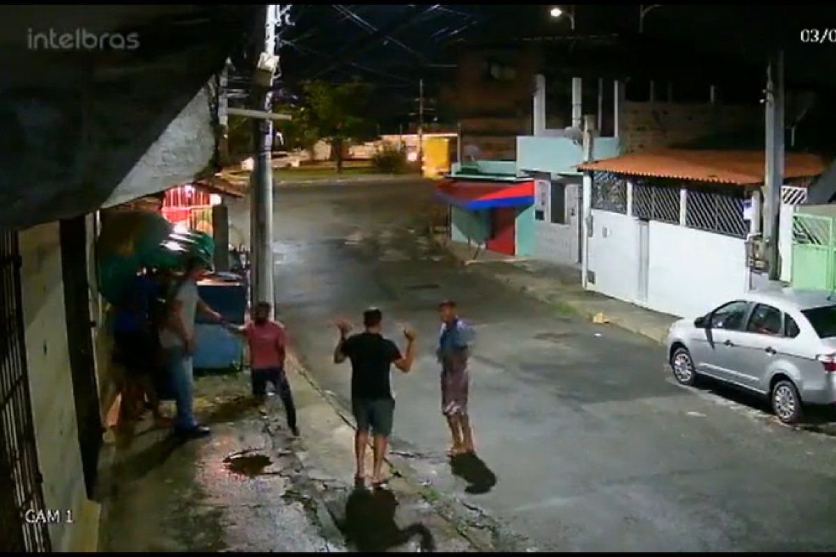 Vídeo: homens são vítimas de assalto por dupla criminosa em Periperi