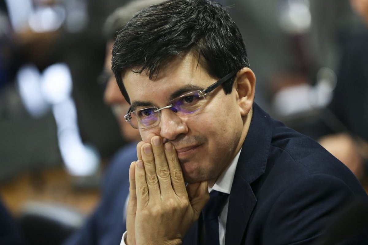 Randolfe Rodrigues quer proibir troca de diretoria da PF que investiga Bolsonaro