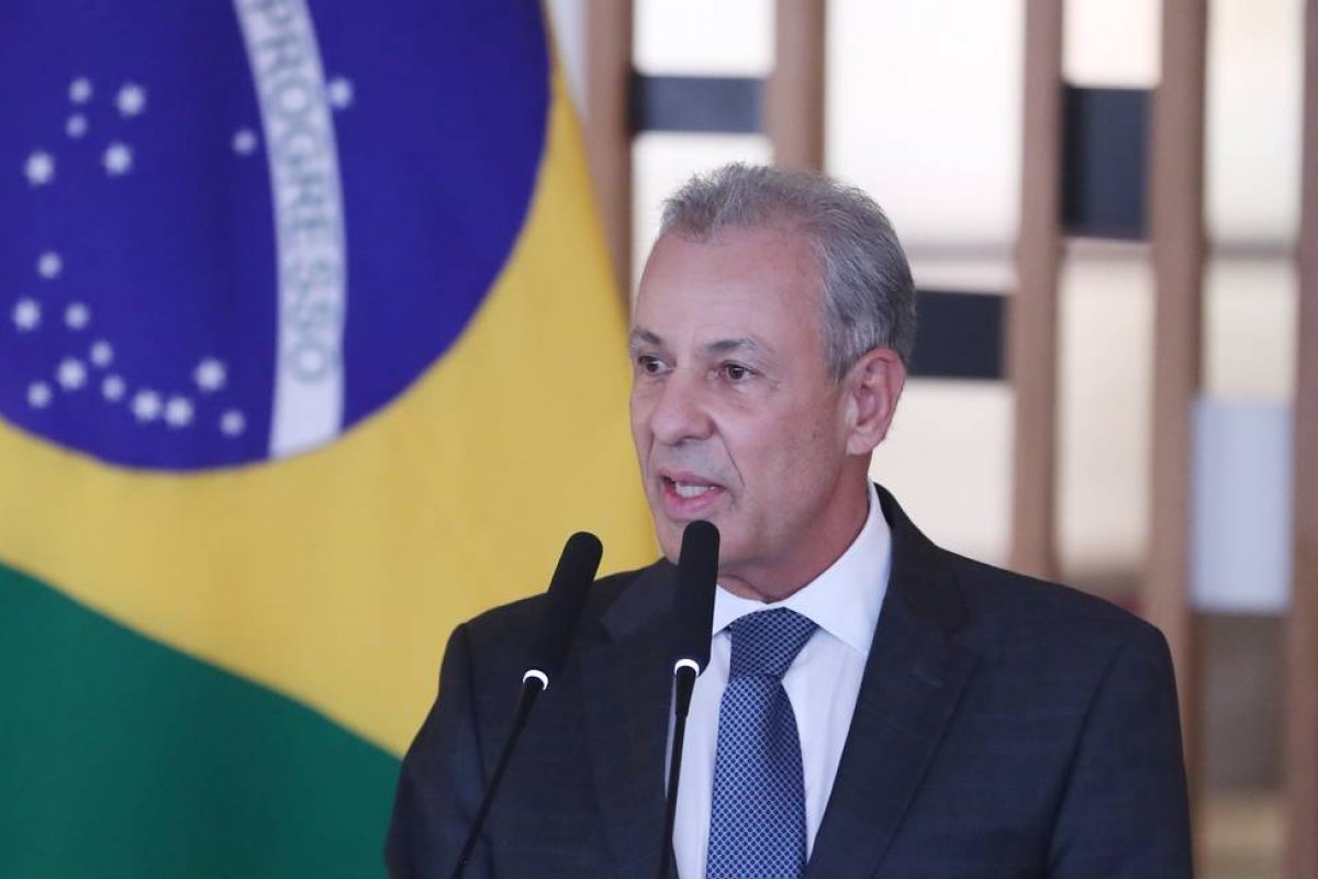 Governo Bolsonaro decide apoiar liberação de estoques de petróleo para regular preço de combustíveis