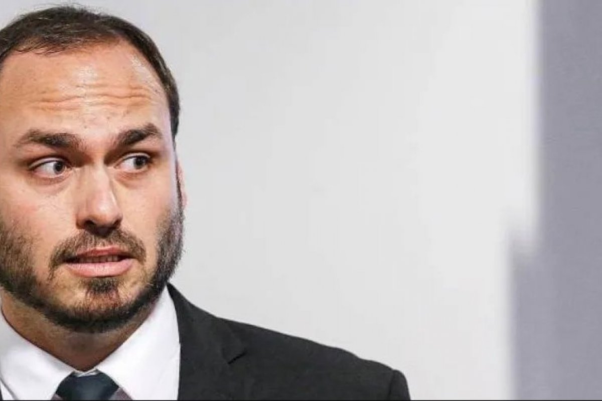 Moraes determina cinco dias para Presidência explicar ida de Carlos Bolsonaro à Rússia