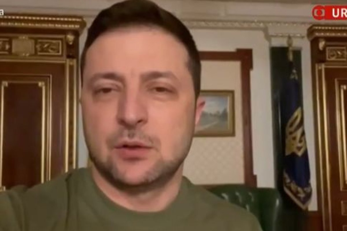 Presidente da Ucrânia grava vídeo em gabinete para provar que não fugiu de Kiev