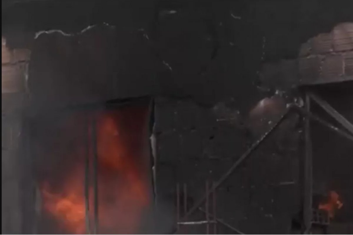 Corpo de Bombeiros resgata homem que dormia em casa que pegou fogo