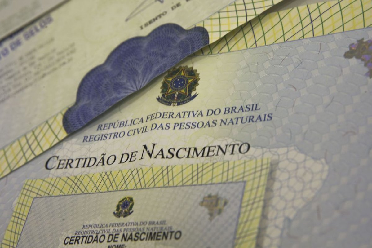 Defensorias públicas fazem campanha para alterar certidões de nascimento com nome de pai ausente