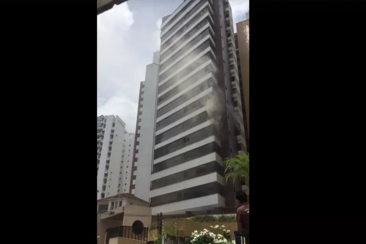 Vídeo: Apartamento de alto padrão é atingido por incêndio no bairro da Graça, em Salvador
