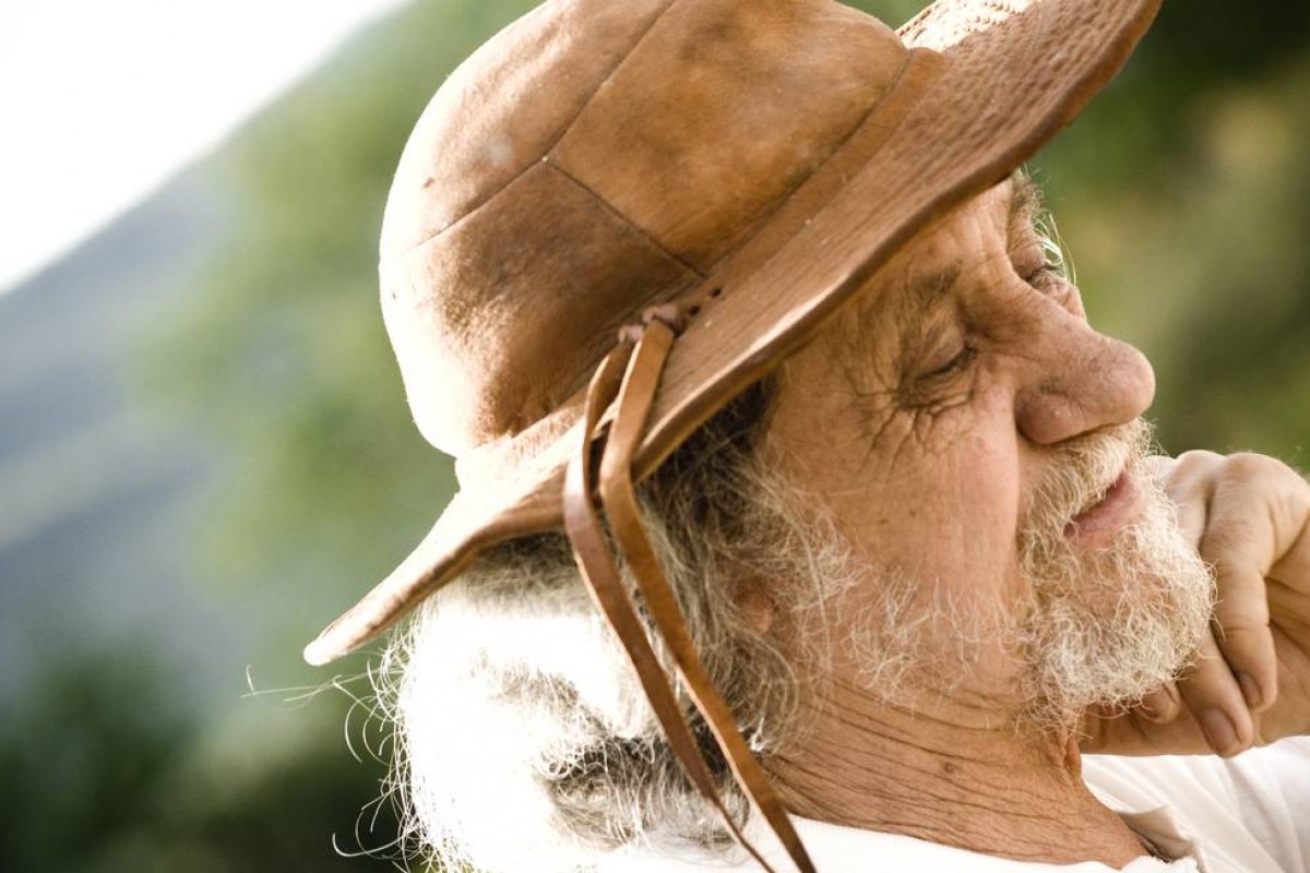 Músico Elomar Figueira Mello é reintubado em UTI por Covid-19