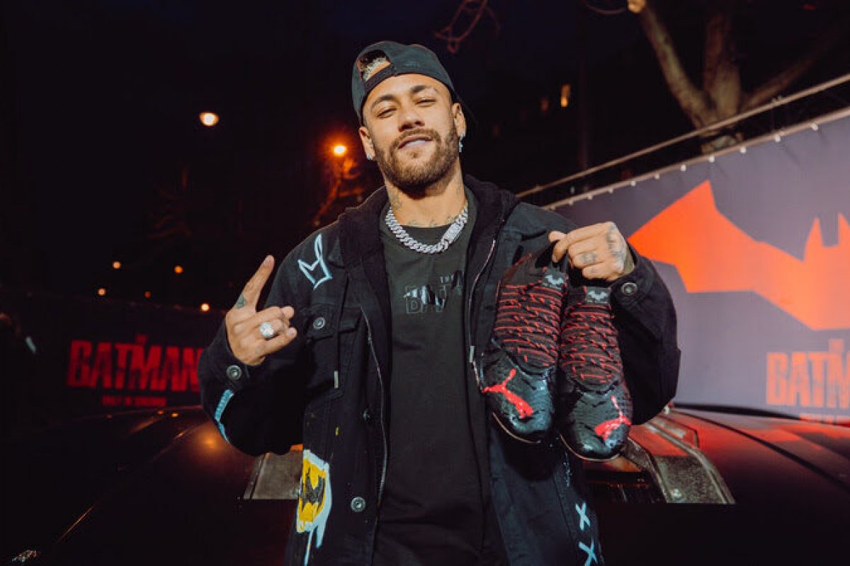 Uau! Puma e Neymar lançam chuteira inspirada no Batman