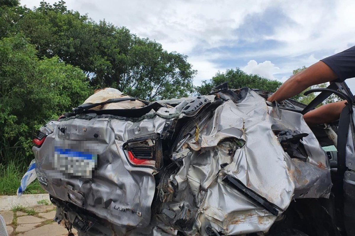 Quatro pessoas morrem após carro cair em ribanceira, no extremo sul da Bahia