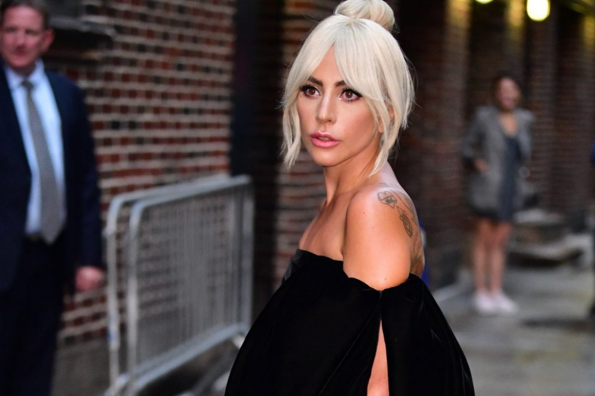 Fã invade palco e derruba Lady Gaga durante show