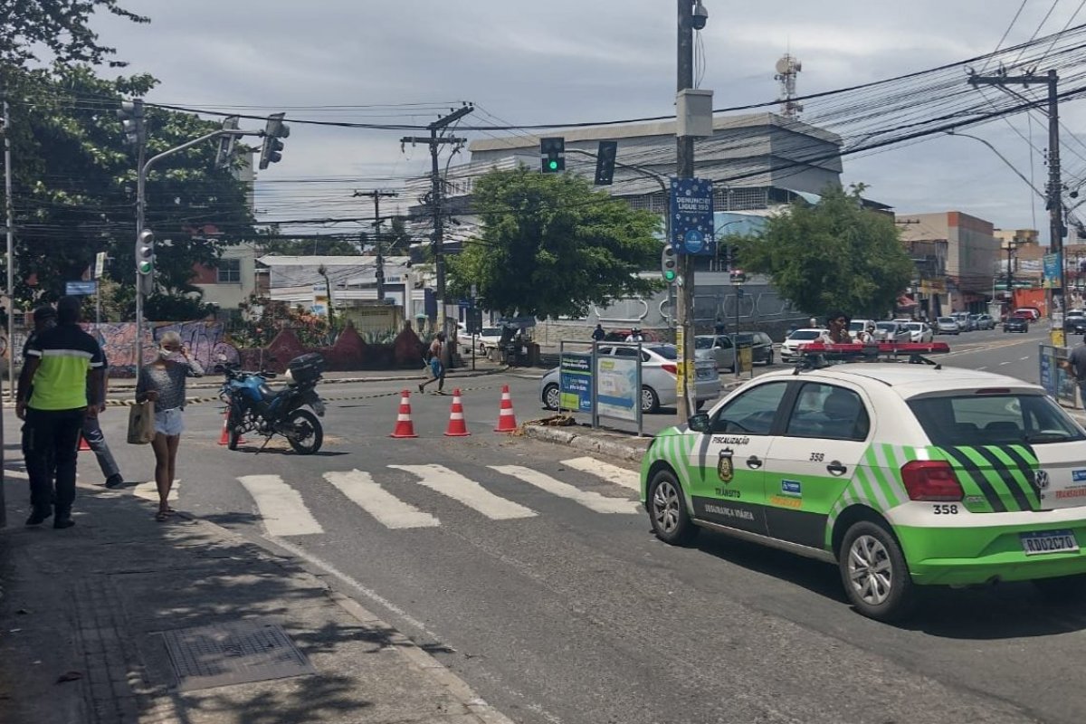 Devido à chuva, asfalto cede na Estrada das Barreiras e parte de via é interditada