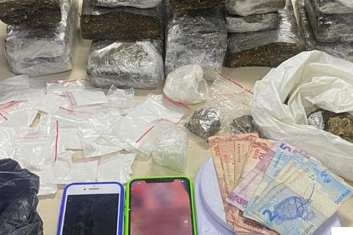 Polícia apreende 17 kg de maconha dentro de caminhão em Feira de Santana