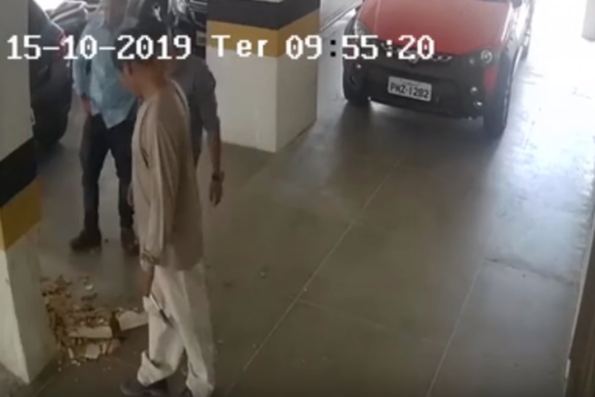 Câmera flagra homem quebrando pilar do prédio, minutos antes de desabar